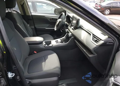 2021 Toyota Rav4 Le z USA, uszkodzony, nr VIN JTMF1RFV4MD069013